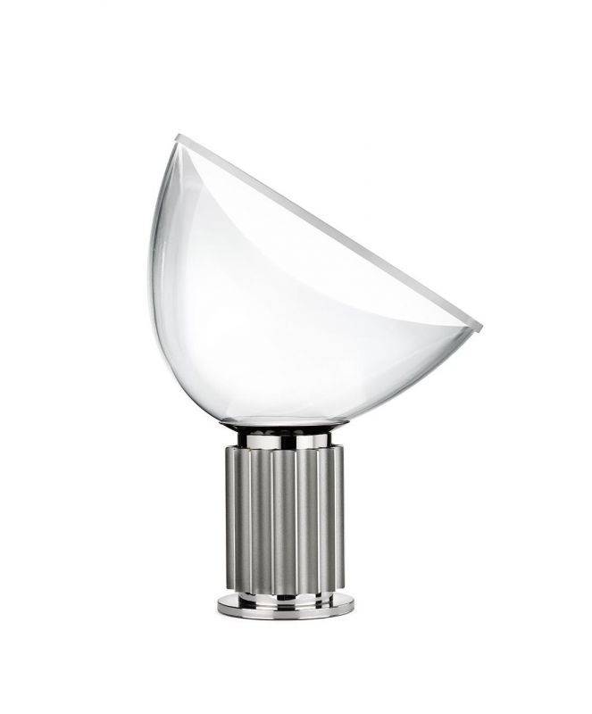 Taccia Small LED Tischleuchte von Flos mit Glasschirm und silbernem Sockel.